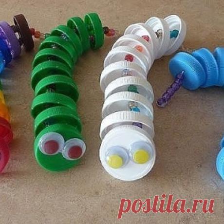 Вот, что можно сделать из пластиковых крышек, если проявить фантазию. Крышки больше не выбрасываем))