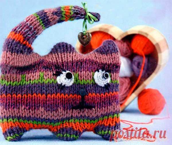 Игрушечный кот вязаный крючком и спицами
