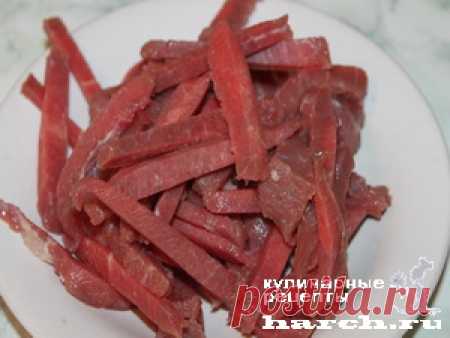 Необычный салат из капусты со свининой и сладкой кукурузой