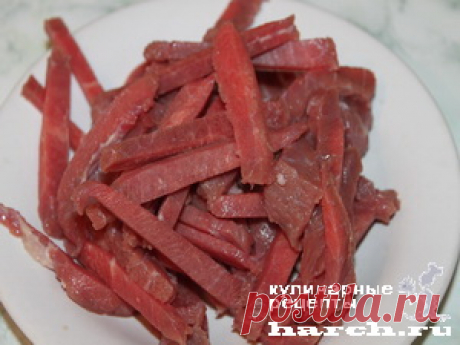 Необычный салат из капусты со свининой и сладкой кукурузой