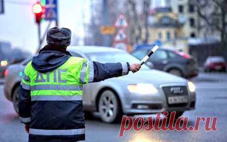 Фразы, которые нельзя говорить сотруднику ДПС в новогодние каникулы — журнал За рулем