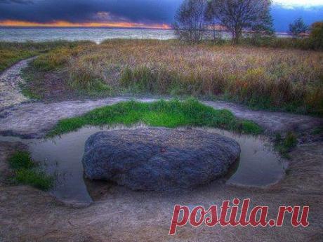 синий камень – овеянный легендами громадный валун ледникового происхождения, серо–синего цвета, объект культового поклонения наших предков.