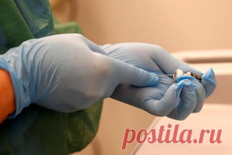 В Латвии подсчитали уволившихся из-за требования вакцинации от COVID-19 учителей. В Латвии более 600 учителей уволились из школ после введения обязательной вакцинации против коронавируса сотрудников образования. Об этом рассказала советник по вопросам образования союза самоуправлений Латвии Инара Дундуре. Чиновница отметила, что только треть из них назвала причиной ухода требование привиться.