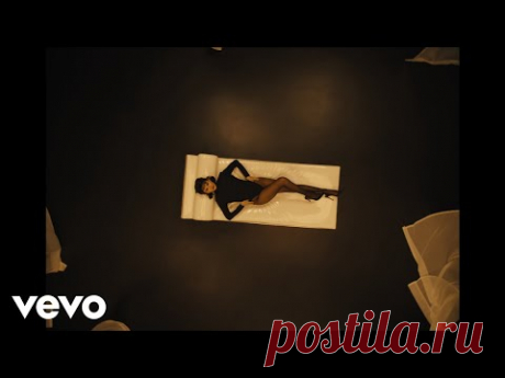 Скачать клип Selena Gomez - In The Dark (2025) бесплатно