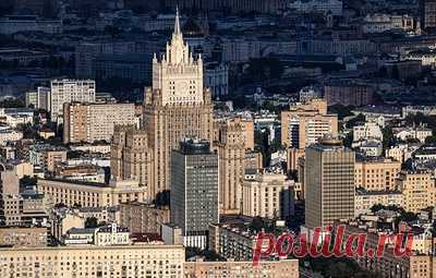 МИД РФ: Киев хочет вывести своих военных из-под международной юрисдикции. Таким образом он дает им карт-бланш на совершение преступлений, отметила официальный представитель ведомства Мария Захарова