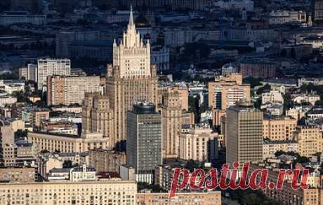 МИД РФ: Киев хочет вывести своих военных из-под международной юрисдикции. Таким образом он дает им карт-бланш на совершение преступлений, отметила официальный представитель ведомства Мария Захарова
