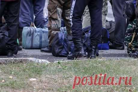 Россиянину со сломанной рукой предписали явиться в военкомат в течение 12 часов. В Москве на выходе со станции метро «Бибирево» сотрудники полиции вручили повестку россиянину со сломанной рукой. Олег рассказал, что у него военный билет с категорией В, в армии мужчина не служил. Кроме того, его признали негодным по здоровью, когда тот пять раз пытался поступить в военное училище.