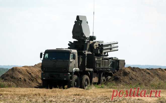 Возгорание травы в районе Бахчисарая объяснили сбитой ПВО ракетой ВСУ. В Крыму в районе Бахчисарая российские силы ПВО сбили ракету, от ее обломков загорелась трава, сообщил помощник главы полуострова Олег Крючков в телеграм-канале.