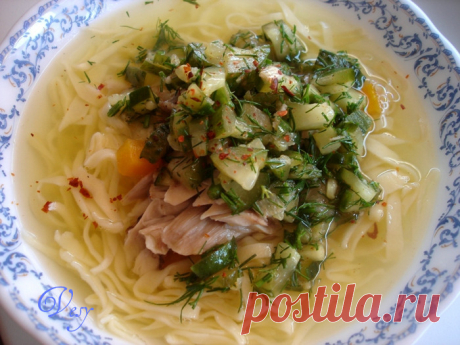 Куриный Бульон С Домашней Лапшой И Острой Заправкой Рецепт этого супа навеяли мне воспоминания почти тридцатилетней давности, готовили подобное блюдо в совхозе под Tашкентом. Семья с еврейско-корейскими корнями, и кухня- смесь еврейских, корейских, узб…