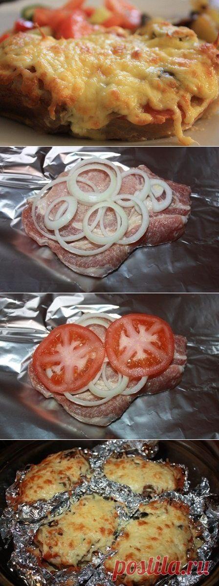 Мясо в фольге с грибами и помидорами