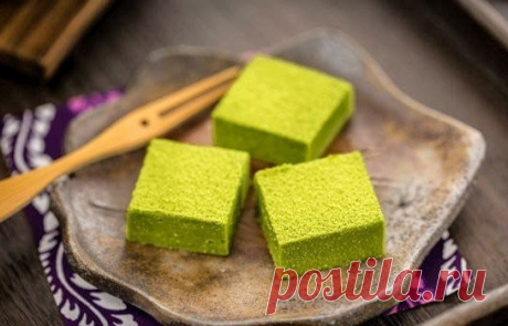 ​ШОКОЛАД С ЗЕЛЁНЫМ ЧАЕМ (японская кухня) 
Ингредиенты:- 400 г. белого шоколада (4 плитки)&nbsp;- 125 мл. (1/2 чашки) жирных сливок&nbsp;- 25 г. (2 ст. л.). сливочного масла- 2 ст. л. + 2 ч. л. порошка зеленого чая (матча)Также Вам понадобится:&nbsp;- форма для запекания (20 х 20 см.)&nbsp;- пергаментная бумагаСпособ...