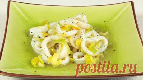 Жареные кальмары
Очень простой и быстрый рецепт ароматных жареных кальмаров с луком-пореем.