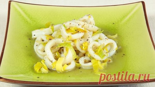 Жареные кальмары
Очень простой и быстрый рецепт ароматных жареных кальмаров с луком-пореем.