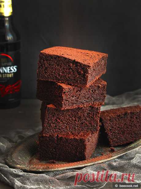Шоколадный пирог с темным пивом - beecook.net Простой пошаговый рецепт приготовления вкусного шоколадного пирога с темным пивом. Пирог по этому рецепту получается очень нежным, влажным, с насыщенным шоколадным вкусом.