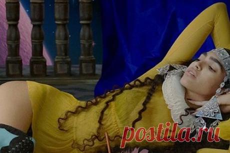 В новой рекламе Gucci разглядели отсылки к России. Итальянский бренд Gucci показал рекламу новой коллекции и вызвал споры в сети. Речь идет о линейке Cruise 2022, в которой модели позировали в схожих с традиционными якутскими украшениями подвесках. В связи с этим пользователи сети обругали марку в комментариях под публикацией.