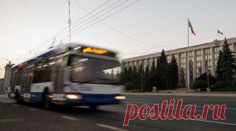 Фермеры на сельхозтехнике проводят акцию протеста в Кишинёве. Фермеры на сельскохозяйственной технике проводят акцию протеста у здания администрации президента Молдавии. Читать далее