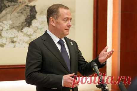 Медведев посетил музей компартии Китая