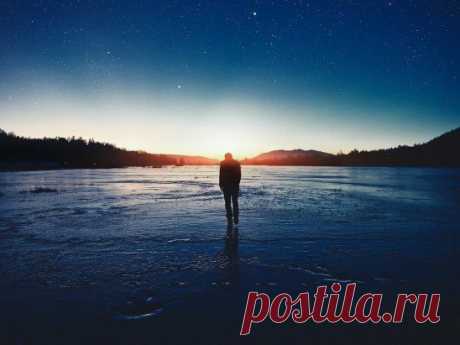 Одинокий мужичок, за пятьдесят, неухоженный,
На тебя глаза не добрые косят все прохожие...
Ты и вроде бы не бомж и не алкаш, да не на паперти,
Но не можешь ты сидеть - пришла весна, дома взаперти.
И единственный твой друг, твой надёжный друг - это старый пёс.
Рядом молча семенит, помнит запах рук и суёт в них нос.
А вокруг снуёт народ, он тебя не узнаёт, не касается.
Жизнь тихонечко идёт, да легонечко грызёт, да не кусается.