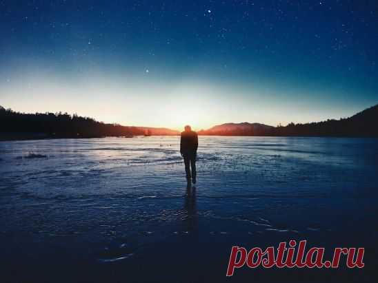 Одинокий мужичок, за пятьдесят, неухоженный,
На тебя глаза не добрые косят все прохожие...
Ты и вроде бы не бомж и не алкаш, да не на паперти,
Но не можешь ты сидеть - пришла весна, дома взаперти.
И единственный твой друг, твой надёжный друг - это старый пёс.
Рядом молча семенит, помнит запах рук и суёт в них нос.
А вокруг снуёт народ, он тебя не узнаёт, не касается.
Жизнь тихонечко идёт, да легонечко грызёт, да не кусается.