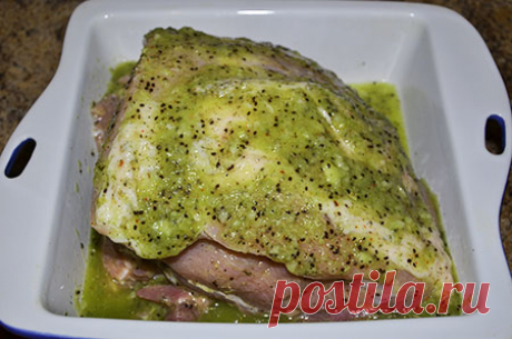 Свинина, маринованная с киви, лимонным соком и пряными травами