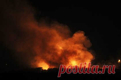 В порту Усть-Луги загорелся газовый терминал. ЧП произошло спустя три дня после атаки дрона ВСУ на Ленинградскую область. Рядом с Морским портовым портом в Усть-Луге Ленинградской области загорелся газовый терминал компании «Новатэк», сообщила «Фонтанка». Предприятие занимается переработкой стабильного газового конденсата. Готовая продукция — от керосина до мазута — с портового терминала загружается в танкеры и идет на экспорт.