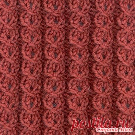 Узор спицами Змейка, замочек, мини косичка Этот узор образован перекинутыми петлями. Для вязания образца набирают число петель, кратное 5 плюс 2 петли для симметрии рисунка, плюс 2 кромочные.
