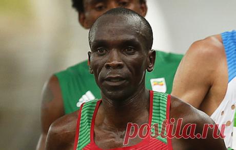 Кениец Кипчоге стал двукратным олимпийским чемпионом в марафоне. Второе место занял представитель Нидерландов Абди Нагиай, третьим финишировал бельгиец Башир Абди