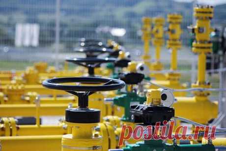 Цены на газ в Европе резко упали. Падение цен на природный газ в Европе резко ускорилось. Накануне, 17 октября, они опустились ниже 1300 долларов за тысячу кубометров, а утром 18 октября упали уже до 1202 долларов. Таким образом, за последние две недели на фоне снижения опасений по дефициту стоимость топлива в регионе снизилась почти на треть.