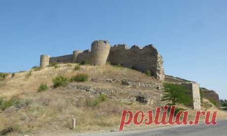 Ամենափառավոր անցյալի պատն էլ, եթե այդ պատին քարեր չեն ավելանում, փոխվում է ավերակի, պատում է մոլախոտով, դառնում է փոշի և հուշ։
Վարդգես Պետրոսյան