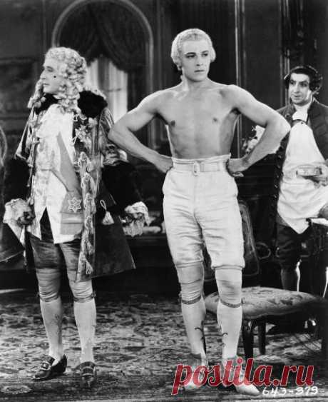 Рудольф Валентино (англ. Rudolph Valentino; 1895 — 1926) — американский киноактёр итальянского происхождения, идол эпохи немого кино.