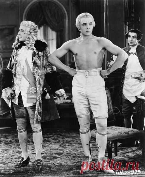 Рудольф Валентино (англ. Rudolph Valentino; 1895 — 1926) — американский киноактёр итальянского происхождения, идол эпохи немого кино.