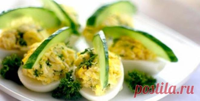 Яйца, фаршированные сыром, чесноком и петрушкой.