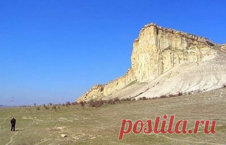 Ак-Кая, гора — Ширинская гора, Белая скала.Гора находится в нескольких километрах от Белогорска и венчает собой внутреннюю гряду Крымских гор. Гора сложена из белых известняков и мергелей, поэтому выделяется из окружающего ландшафта сияющей белизной. Ак-Кая с татарского языка переводится как «белая скала». В свое время гору называли «Ширинская гора», так как она была во владениях Ширинских беев.