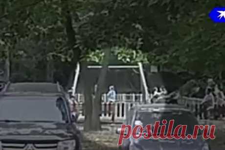 Похищение ребенка на детской площадке в Москве попало на видео. На детской площадке в Москве женщина попыталась похитить ребенка. Преступление попало на видео, его кадры публикует издание KP.RU в своем Telegram-канале. Похитительница продолжает жить в этом районе, дети видят регулярно видят ее, из-за чего боятся играть на площадке.