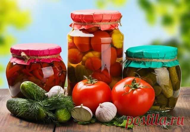 10 СУПЕР РЕЦЕПТОВ ИЗ ПОМИДОРОВ 
~~~~~~~~~~~~~~~~~~
Сохраните, обязательно пригодится!

 1. Маринованные помидоры сладко-острые

Ингредиент:
- 2 кг свежих помидоров (спелых и упругих)
- 1 красный острый перец
- 2 - 3 зубчика чеснока
- 1 болгарский перец
- перец душистый горошек
- гвоздика
- сахар
- соль
- уксус 9%

Приготовление:

1. В чистые банки уложить специи, по 3-5 горошин душистого перца, 3-5 гвоздичек, по 1 зубчику чеснока порезанного ломтиками, 1/4 болгарского перц...