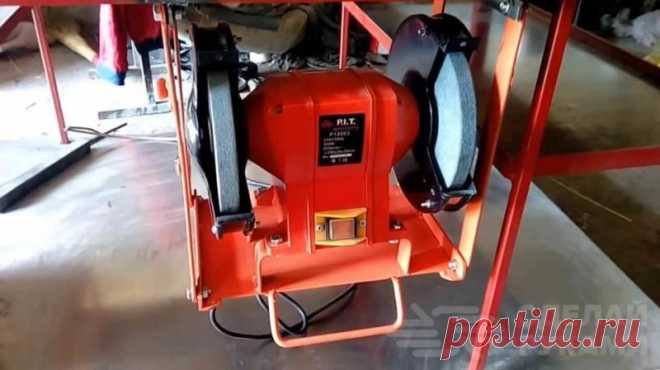 Складной столик для заточного станка В целях экономии пространства в домашней мастерской многие мастера используют различные вспомогательные приспособления.Одним из таких приспособлений