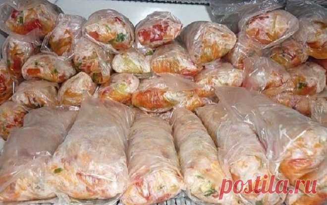 Заправка для супчиков на зиму
Состав:
Лук - 1кг
Морковь - 1кг
Перец болгарский (желательно разных цветов) - 1 кг
Помидоры - 1 кг
Много зелени, я обычно кладу петрушку и укроп. Остальную зелень замораживаю отдельно.