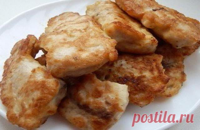 Сочная рыбка в ароматном луковом кляре! Очень аппетитная!

РЫБА В ЛУКОВОМ КЛЯРЕ

Ингредиенты:

- рыбное филе - 400 г
- яйцо - 1 шт.
- лук - 1 шт.
- мука - 2 ст. л.
- майонез - 2 ст. л.
- соль, перец - по вкусу

Приготовление:

1. Рыбу посолить.
2.
 Приготовление кляра: лук измельчить в блендере или натереть на терке. 
Затем добавить яйцо, майонез, муку, перец по вкусу и хорошо взбить 
венчиком.
3. Кусочки рыбы положить в кляр и дать минут 5-10 постоять.
Разогреть сковороду...