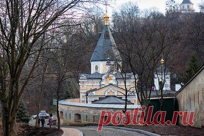 Медведчук отреагировал на требование к монахам покинуть Киево-Печерскую лавру. Украинский политик Виктор Медведчук отреагировал на требование Украинского национального заповедника «Киево-Печерская лавра» к монахам Украинской православной церкви (УПЦ) покинуть здания монастыря. Политик также заявил, что Украина превратилась в творение Франкенштейна, которое ненавидит все живое и естественное.