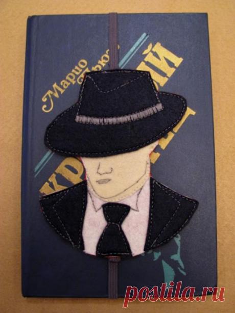 Закладка "Гангстер" Закладка "Гангстер"Для закладки нам понадобиться - фетр для основы, 15 см на 18 см, толщиной 3-4 мм, то есть толстый, чтоб держал форму. Он у меня красного цвета. Остальные цвета-белый, чёрный (у меня тёмно-синий), бежевый, толщиной 1-2 мм. Резинка серого цвета и сухой клей (паутинка).1....