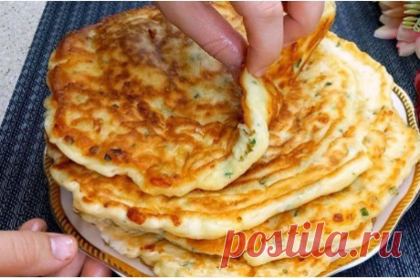 Ленивые хачапури на кефире за 15 минут: вкуснейший завтрак на сковороде
Кефир – 350 мл.;
Соль – ½ ч. л.;
Сода – 1 ч. л.;
Молоко – 150 мл.;
Яйца – 2 шт.;
Сыр – 250 г;
Мука – 250 г;
Зеленый лук