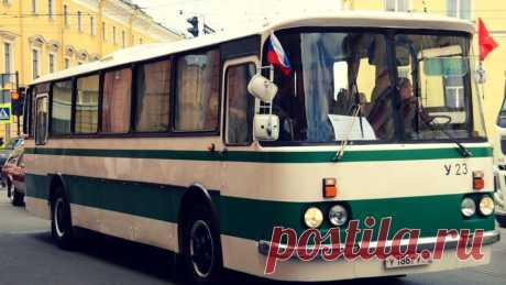 По Петербургу начнёт курсировать ретроавтобус с экскурсиями Северная столица работает над повышением собственной туристической привлекательности, сообщили «Форпосту» в ГУП «Пассажиравтотранс». Как стало известно в понедельник, 6 мая, по Петербургу начнёт курсировать ретроавтобус с экскурсиями. Туристов и всех желающих приглашают прокатиться на «ЛАЗ-699Р» 1983 года выпуска.