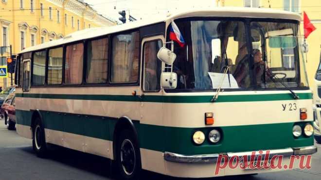 По Петербургу начнёт курсировать ретроавтобус с экскурсиями Северная столица работает над повышением собственной туристической привлекательности, сообщили «Форпосту» в ГУП «Пассажиравтотранс». Как стало известно в понедельник, 6 мая, по Петербургу начнёт курсировать ретроавтобус с экскурсиями. Туристов и всех желающих приглашают прокатиться на «ЛАЗ-699Р» 1983 года выпуска.