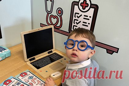 Трехлетний мальчик научился считать до ста на шести языках. Трехлетний мальчик из Великобритании стал одним из самых молодых в стране членов организации для вундеркиндов Mensa. Он научился считать до 100 на шести иностранных языках и начал изучать флаги стран мира. В сентябре ребенок перестанет ходить в детский сад и пойдет в школу. В будущем он хочет стать врачом.