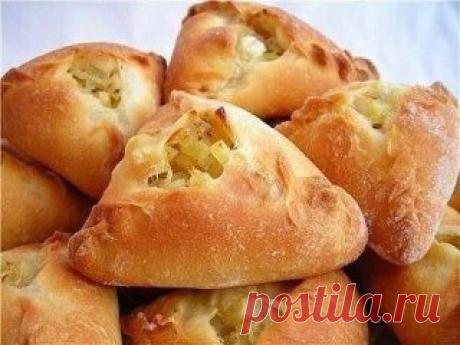 Курники 
● Сметана — 200 г
● Маргарин — 250 г
● Мука
● Сода — 1/2 ч. л.
● Соль — 1/2 ч. л.
● Филе куриное — 800 г
● Картофель — 2 шт
● Лук репчатый (красный) — 1 шт
● Перец черный (молотый)
● Масло сливочное — 50 г
Способ приготовления:
1. Делаем тесто: в сметану добавляем соду и соль. 
2. Смешиваем сметану с мягким маргарином. 
3. В полученную массу добавляем муку (на глаз) так, чтобы тесто получилось эластичное, как пластилин и не липло к рукам. Оставляем тесто на 15 минут.
4. Нарезаем кури