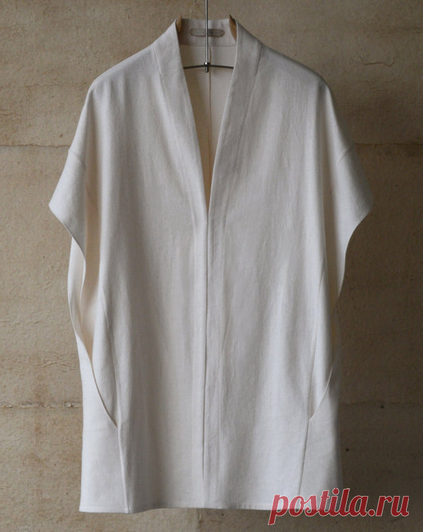 Aorii Overshirt ~ egret A symphony of subtle cuts define the cascading silhouette of this oversized layering piece.  Designed to be either worn over a fitted knit for a ceremonial look, or stand-alone as a luxurious shirt / robe.  Barely-visible front hook & eye closures allow it to be secured closed or relaxed open, while overlapping fro