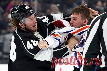 Российский хоккеист развязал драку в матче НХЛ и был наказан. Российский нападающий «Эдмонтона» Клим Костин развязал драку в матче НХЛ против «Лос-Анджелеса». За полторы минуты до конца третьего периода Костин вступил в словесную перепалку с форвардом соперников Бренданом Лемье. После этого россиянин сбросил краги и вызвал оппонента на поединок.