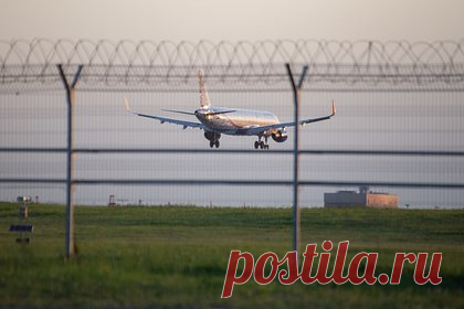 Внуково и Домодедово ввели ограничения на прием и выпуск самолетов. Московский аэропорт Внуково сообщил РИА Новости, что по независящим от него причинам утром в понедельник введены ограничения на прием и выпуск самолетов. В воздушном узле уточнили, что по независящим от аэропорта причинам часть находившихся в воздухе самолетов была перенаправлена в другие гавани.