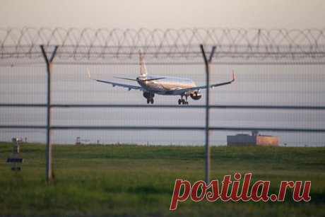 Внуково и Домодедово ввели ограничения на прием и выпуск самолетов. Московский аэропорт Внуково сообщил РИА Новости, что по независящим от него причинам утром в понедельник введены ограничения на прием и выпуск самолетов. В воздушном узле уточнили, что по независящим от аэропорта причинам часть находившихся в воздухе самолетов была перенаправлена в другие гавани.