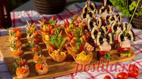 Croustades z jajecznicą na bekonie, z pastą i łososiem, koreczki z szynką, pomidorkiem pod muszką Dołącz do naszej rodziny 🤗https://www.youtube.com/natura_poland/join/Idealny zestaw przekąsek na rozpoczęcie świątecznych uroczystości! Spróbuj świeżych i l...